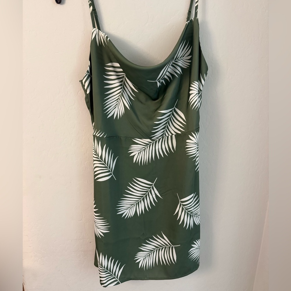 Forever 21 dress. Green palm tree print dress. Size M. Perfect for vacation.